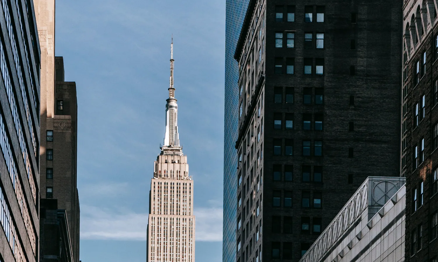 Arranha-ceus no centro de Nova York, com o Empire State ao fundo